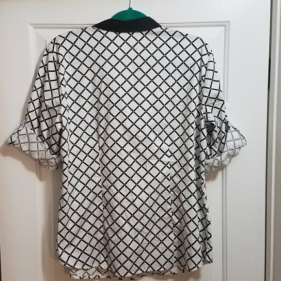 Quarter Length Blouse - Picture 2 of 2